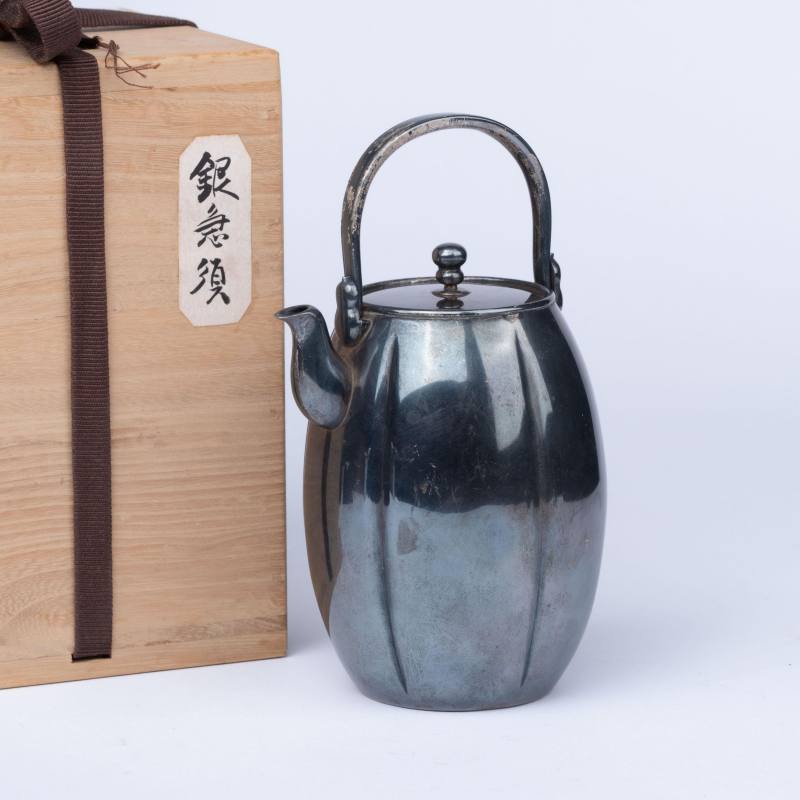    清 瓜棱提梁銀壺