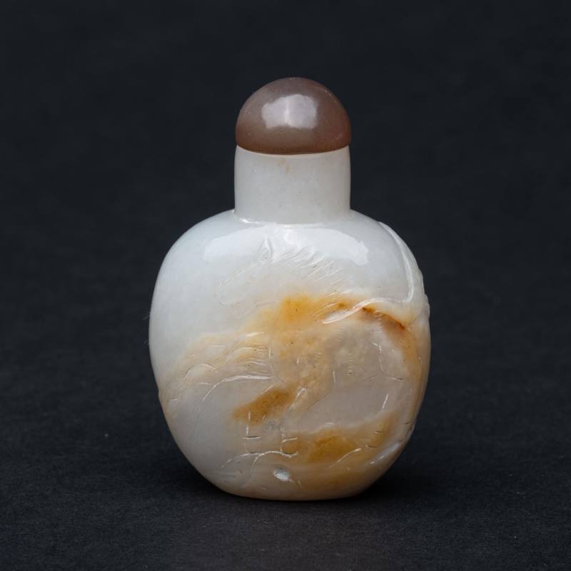    清 白玉雙馬紋鼻煙壺 - 图3