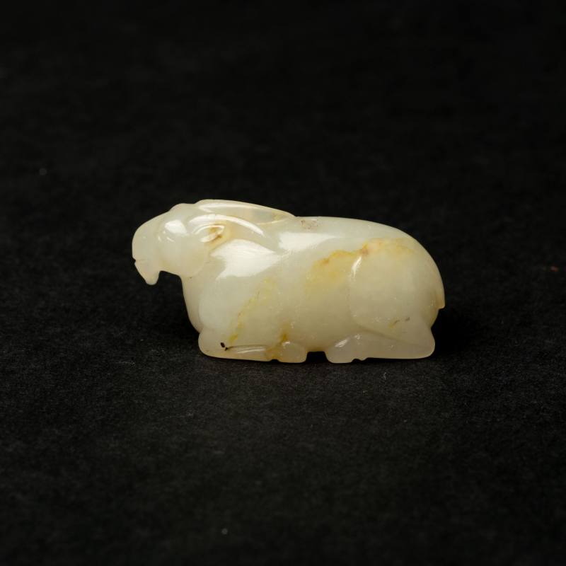    明 白玉羊形墜
