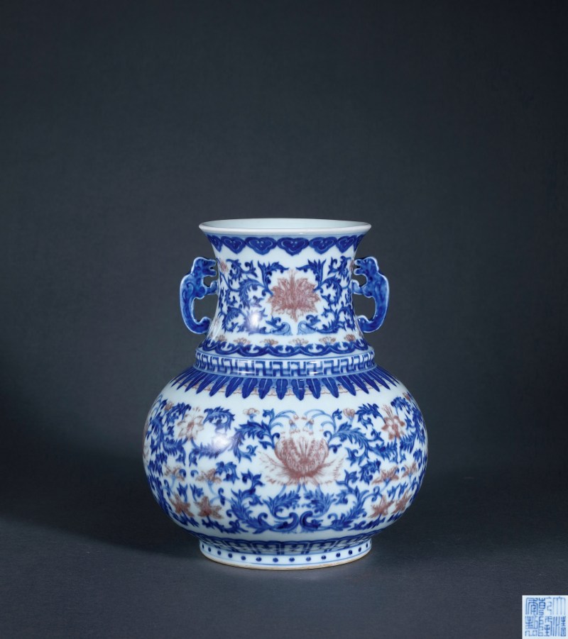 清乾隆 青花釉里红蕃莲纹鸠耳尊 - 图2