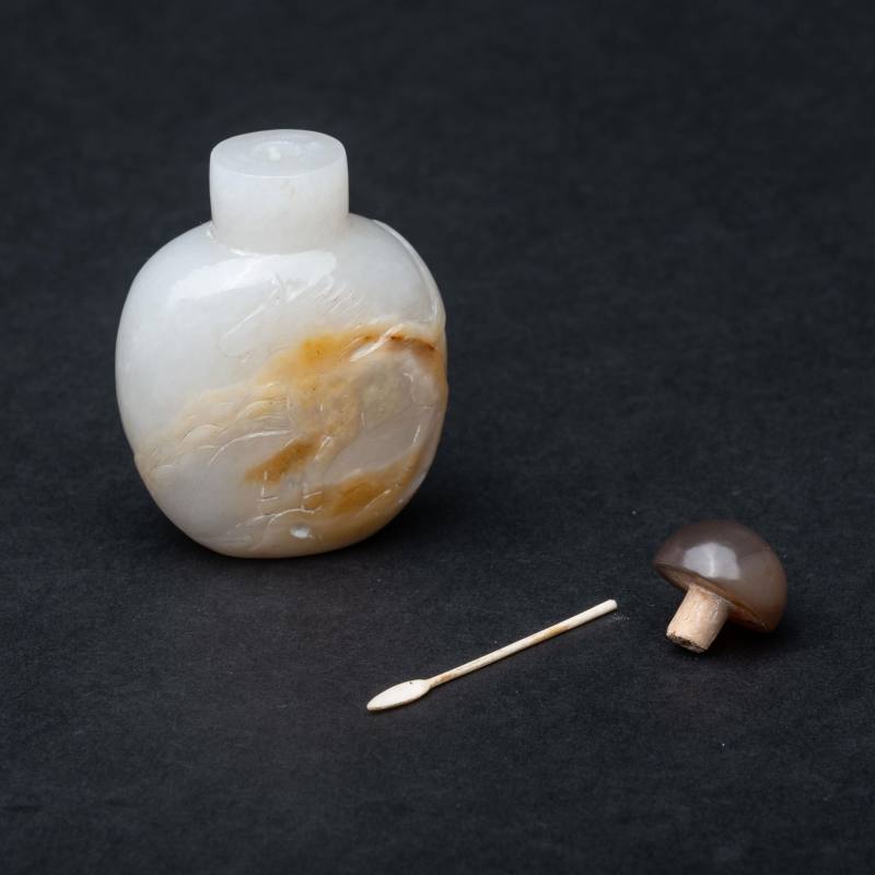    清 白玉雙馬紋鼻煙壺 - 图5
