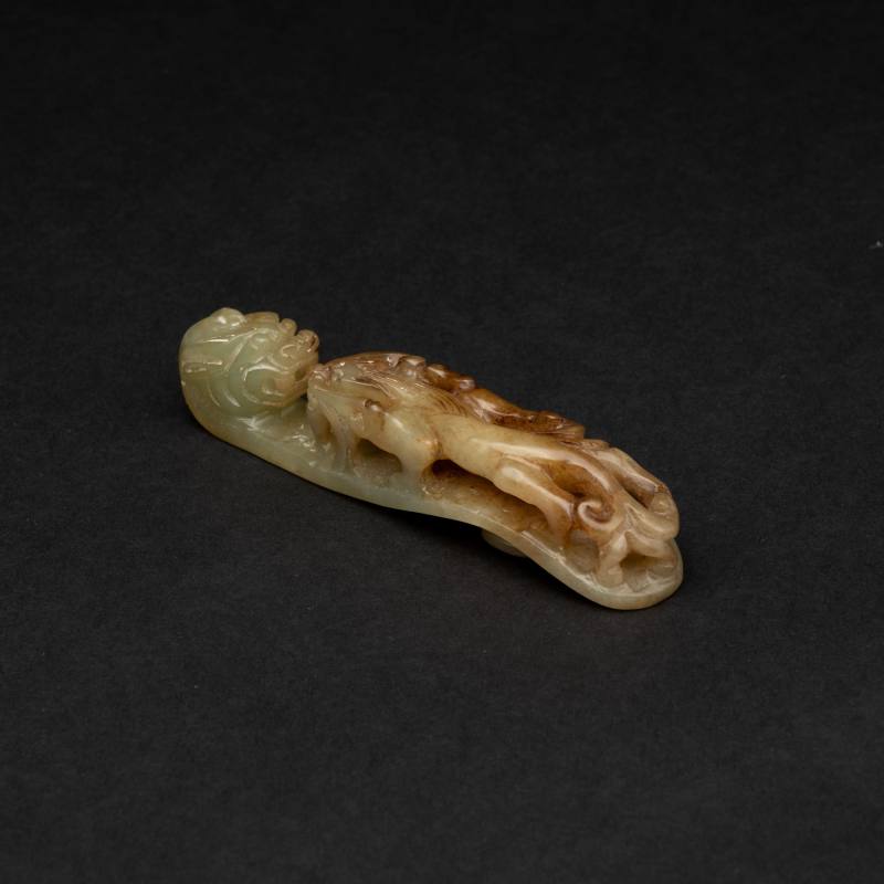    明 白玉紅沁蒼龍教子帶扣
