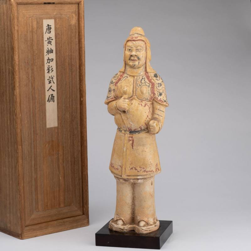    唐 黃釉加彩武人俑