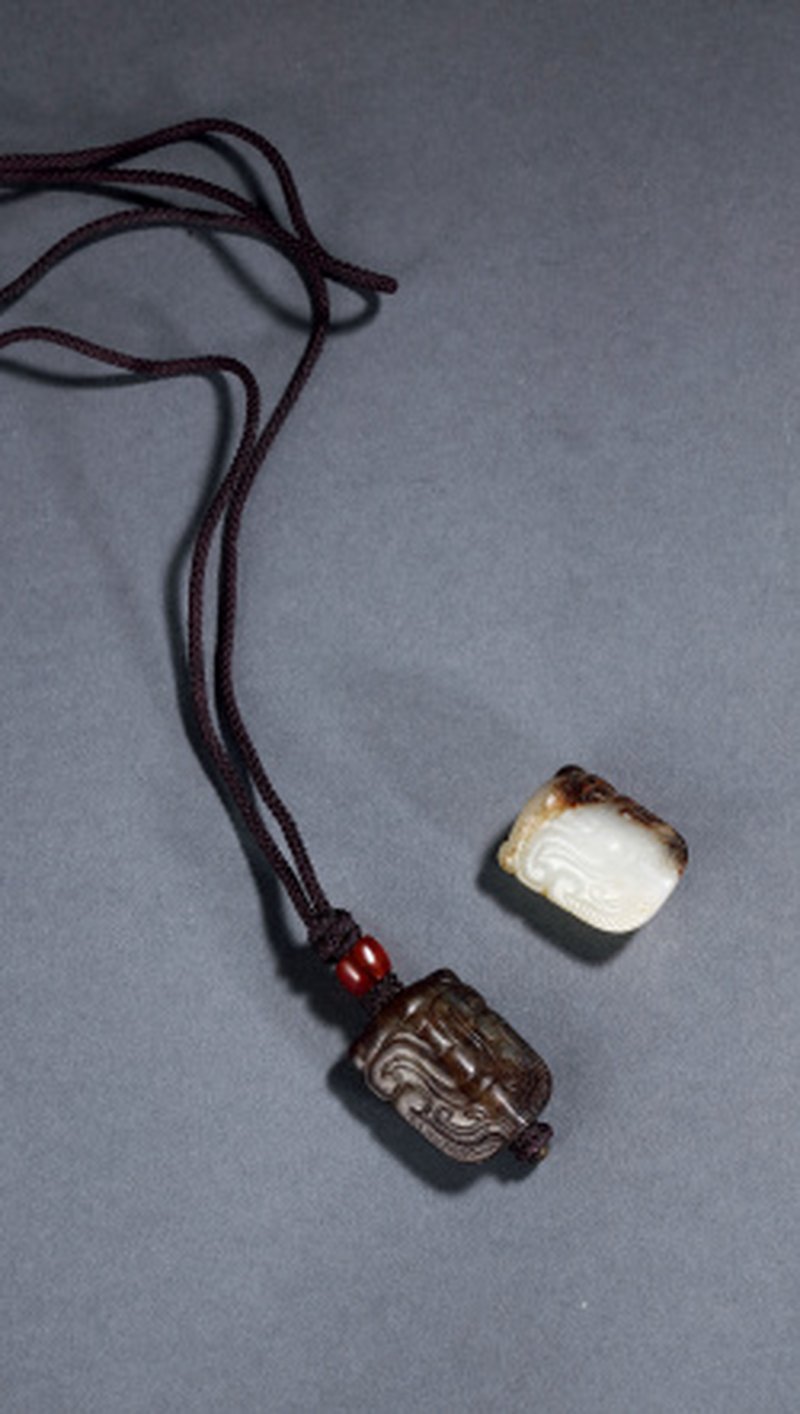 清 白玉留皮蝉、旧玉留皮蝉二件
