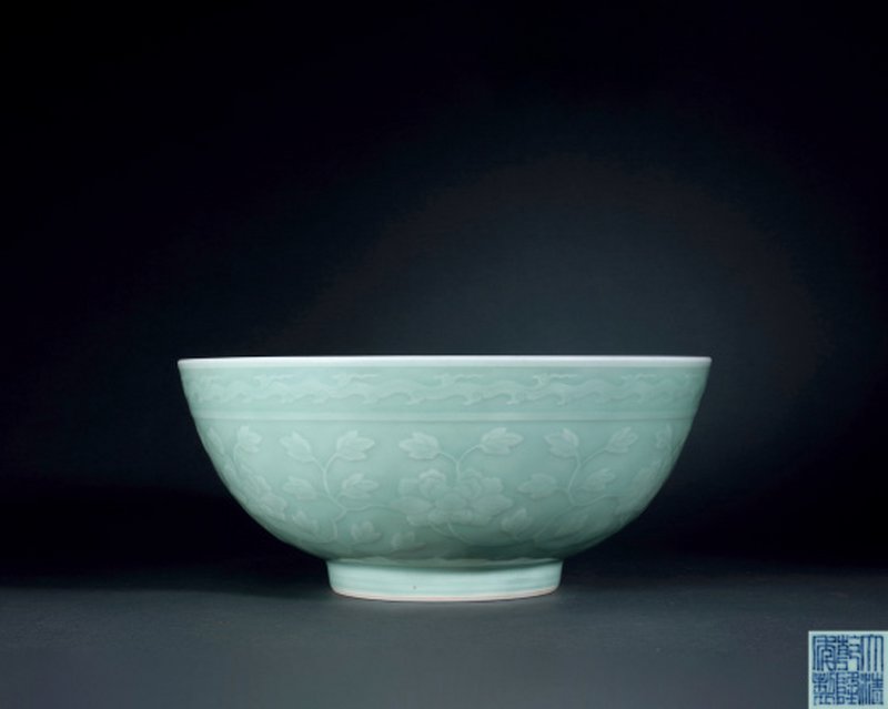 清乾隆 粉青釉外拱花内暗刻缠枝花卉大碗 - 图1