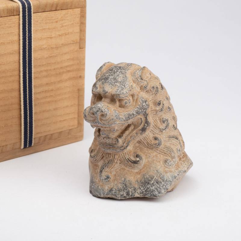    唐 青石獅首像