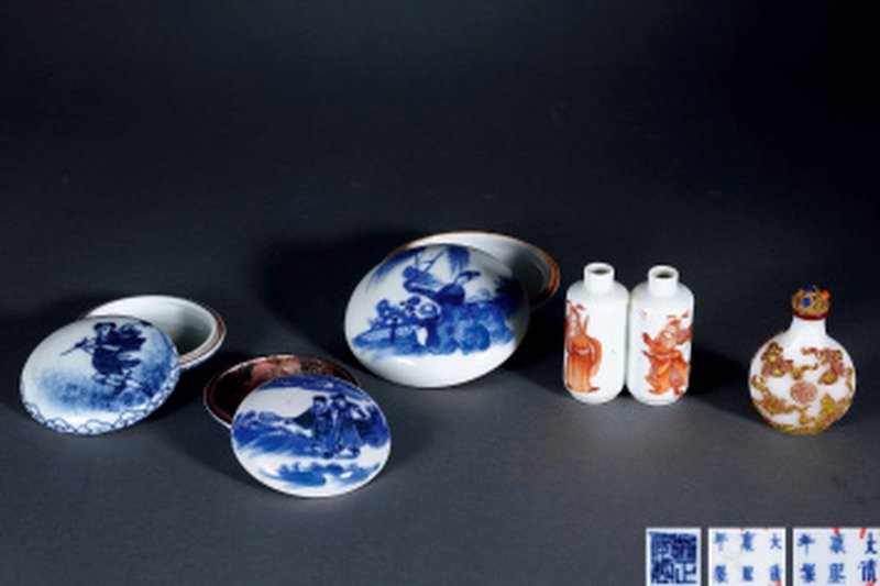 清光绪 青花高士图印泥盒、矾红人物双联小瓶、料胎画珐琅鼻烟壶