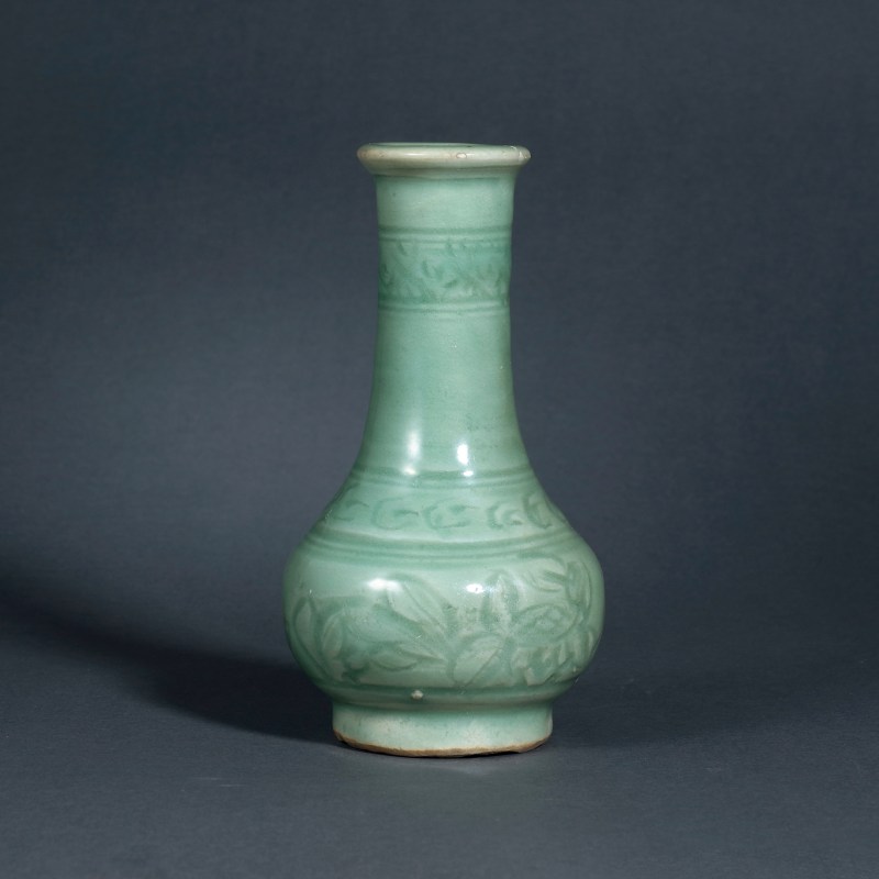 明 龙泉窑青釉刻花卉纹长颈瓶 - 图2