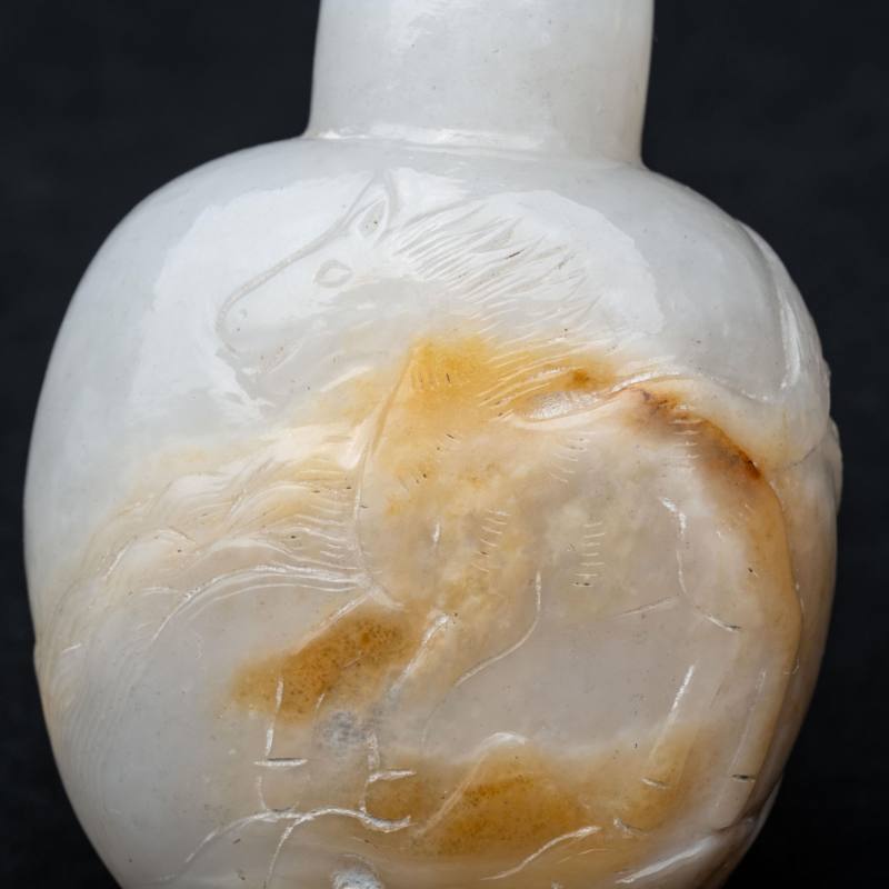    清 白玉雙馬紋鼻煙壺 - 图8