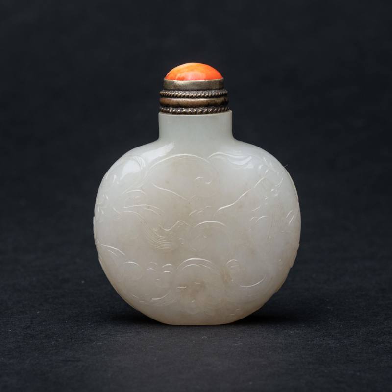    清 螭龍紋白玉鼻煙壺