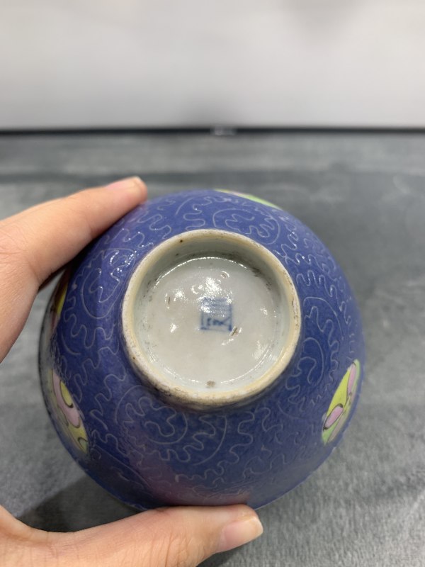 清乾隆蓝地轧道粉彩皮球花卉纹茶园 - 图6
