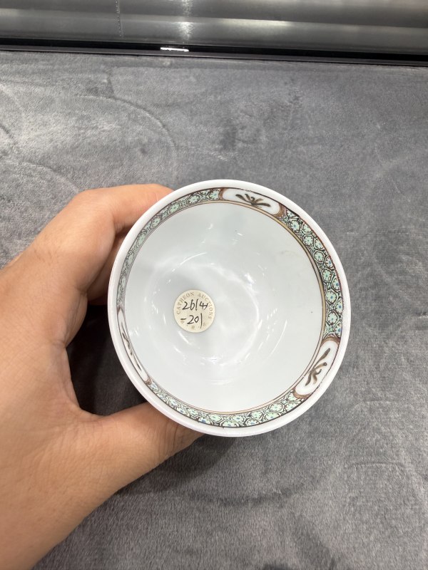 清雍正广珐琅墨彩炉瓶三事纹小杯 - 图6