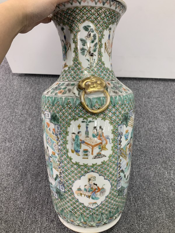 清咸丰五彩锦地开光庭院合家欢人物故事兽耳衔环大瓶 - 图5