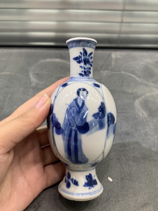 清康熙青花四美图瓜棱小瓶 - 图4