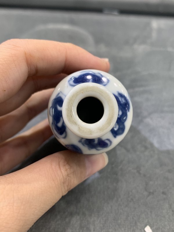 清乾隆青花狮子滚绣球纹鼻烟壶 - 图6