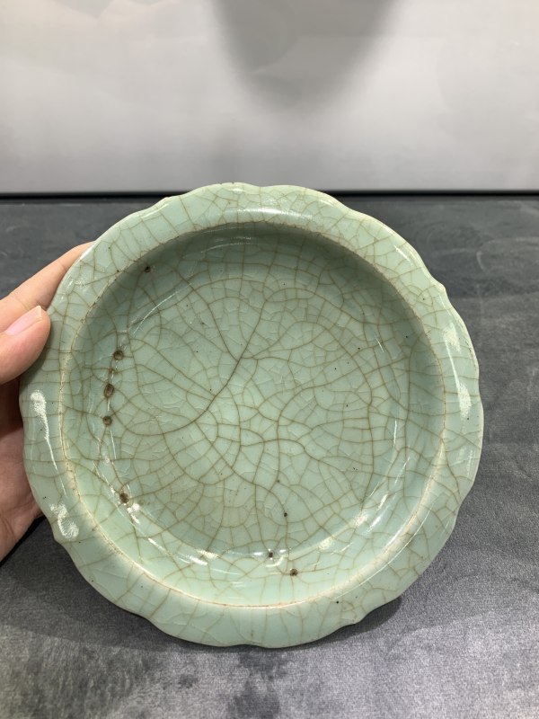 明中晚期仿龙泉青釉葵口盘 - 图2