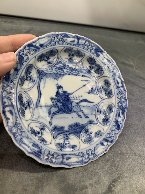 清康熙青花木兰秋狝纹花口小盘 - 图4