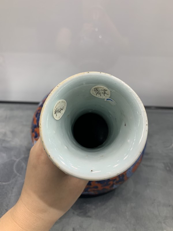 清中期矾红地青花穿花龙纹弦纹赏瓶 - 图14