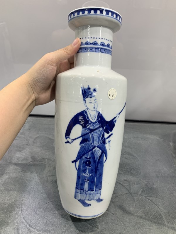 清晚期青花无双谱人物故事纹棒槌瓶 - 图2