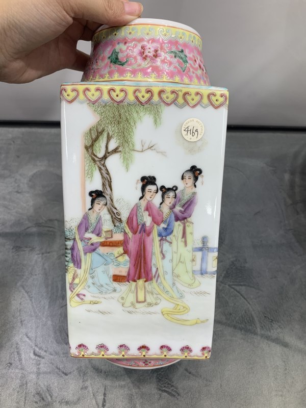 民国粉彩仕女人物故事纹四方琮式瓶 - 图2