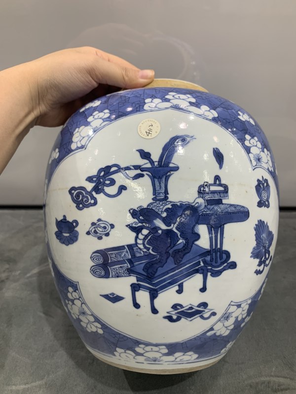 清康熙青花冰梅纹开光博古纹罐（带木盖） - 图2
