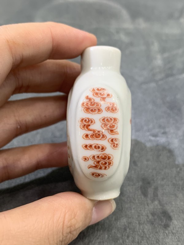 清晚期矾红云龙纹鼻烟壶 - 图3