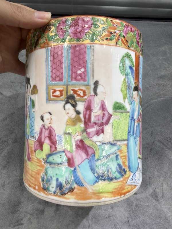 清晚期广彩合家欢大笔筒 - 图3