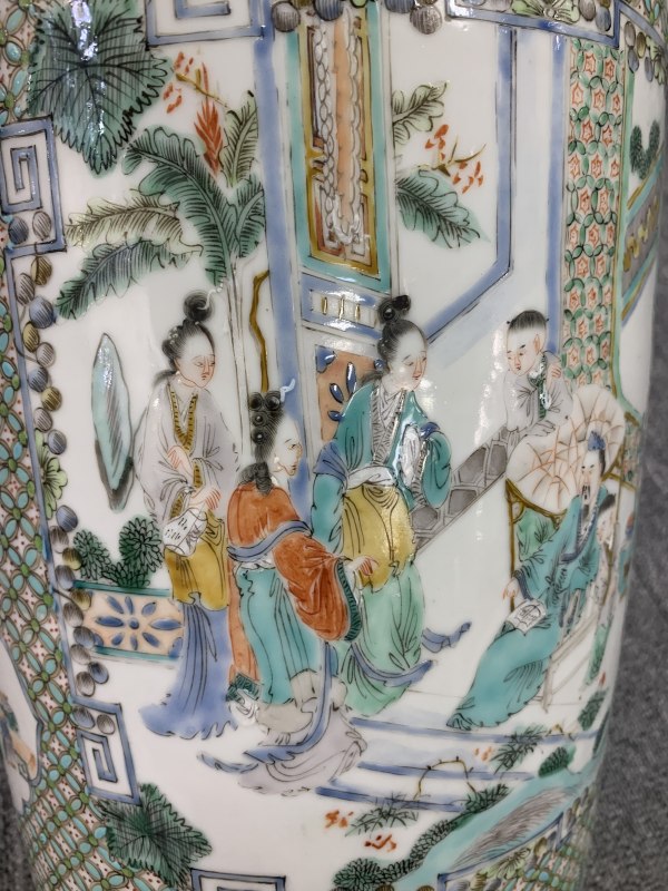 清咸丰五彩锦地开光庭院合家欢人物故事兽耳衔环大瓶 - 图7