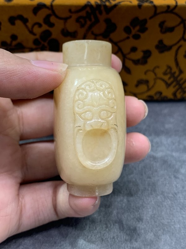 清黄玉浮雕兽耳衔环鼻烟壶 - 图5