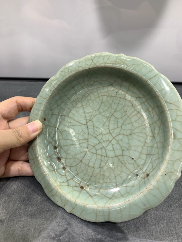 明中晚期仿龙泉青釉葵口盘 - 图5