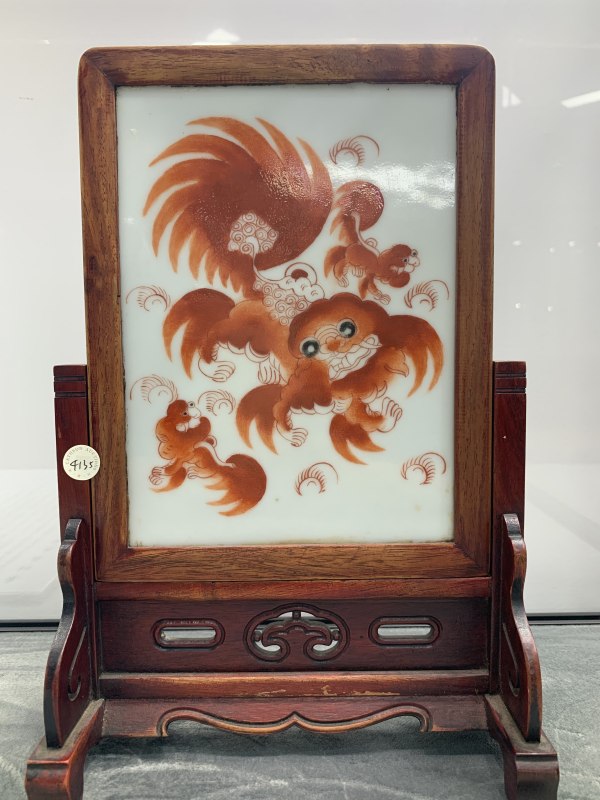 民国矾红墨彩太师少保图插屏（带木框、木座） - 图2