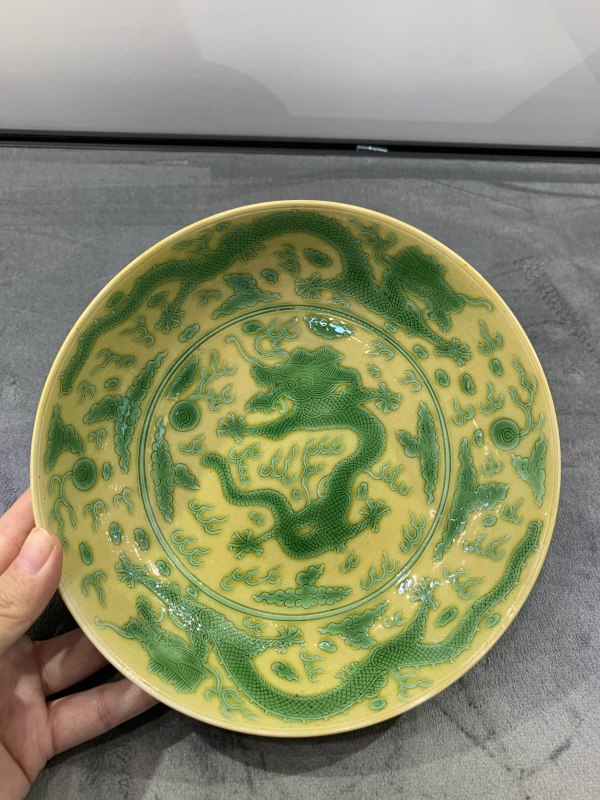 清光绪黄地绿彩赶珠龙纹盘 - 图2