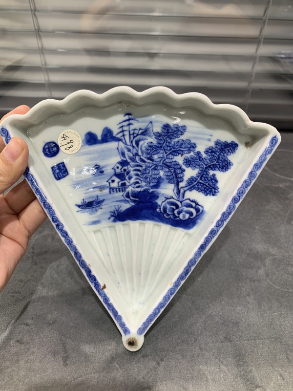 清道光青花山水楼阁纹扇形盘 - 图2