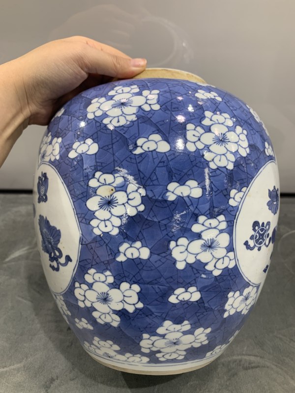 清康熙青花冰梅纹开光博古纹罐（带木盖） - 图3