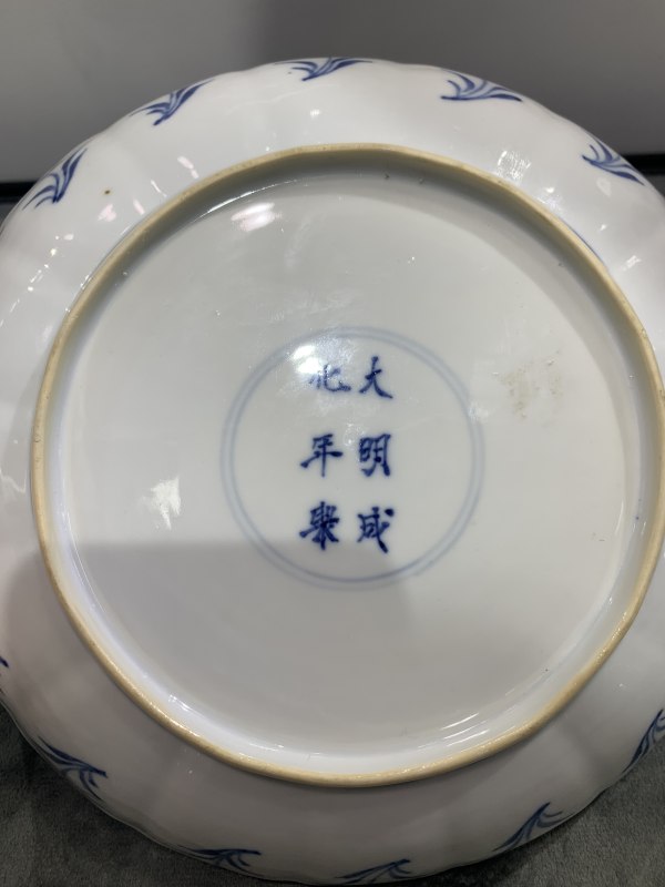 清康熙青花庭院仕女人物纹模印葵口盘 - 图7