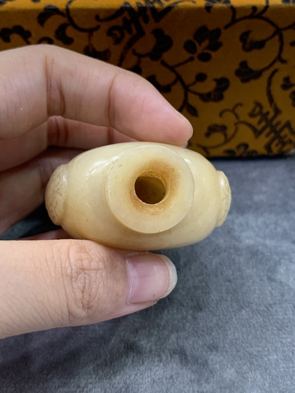 清黄玉浮雕兽耳衔环鼻烟壶 - 图6