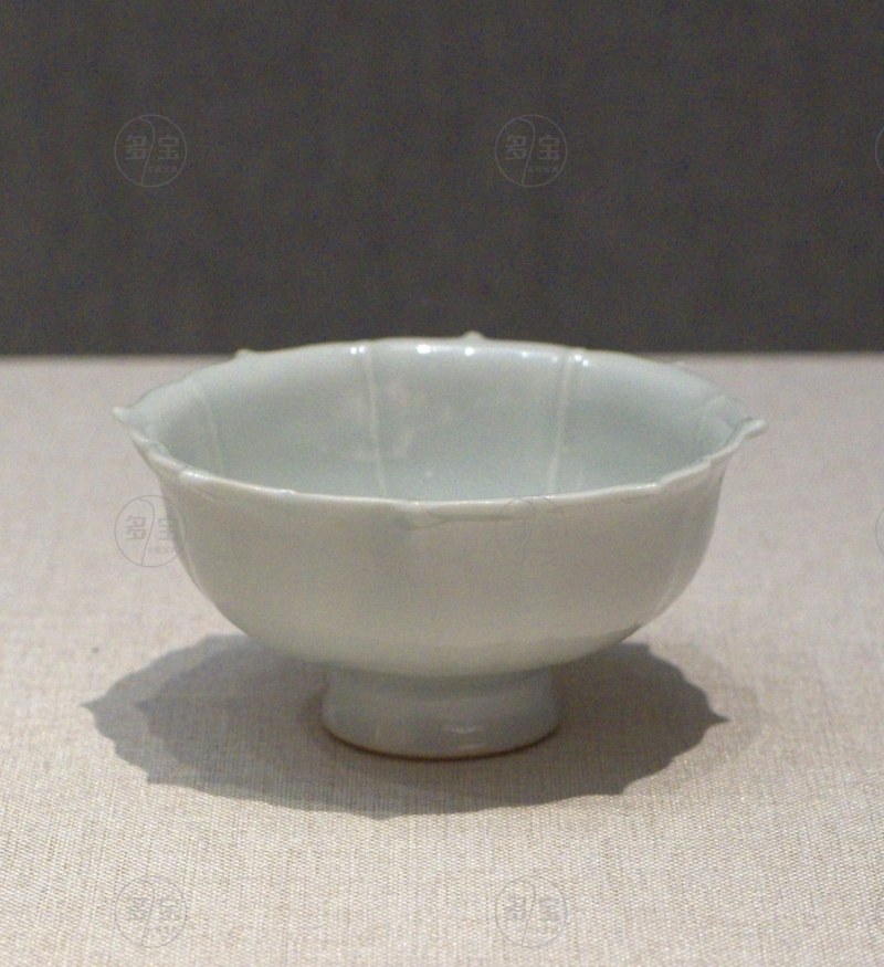 元 卵白釉菱花口盏