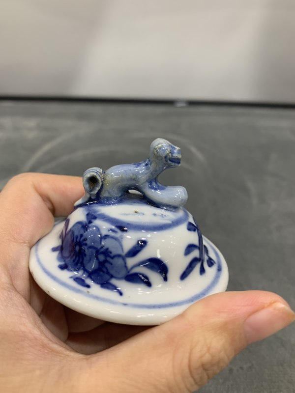 清晚期青花龙穿花狮钮盖瓶 - 图9