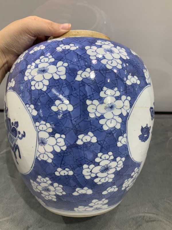 清康熙青花冰梅纹开光博古纹罐（带木盖） - 图4