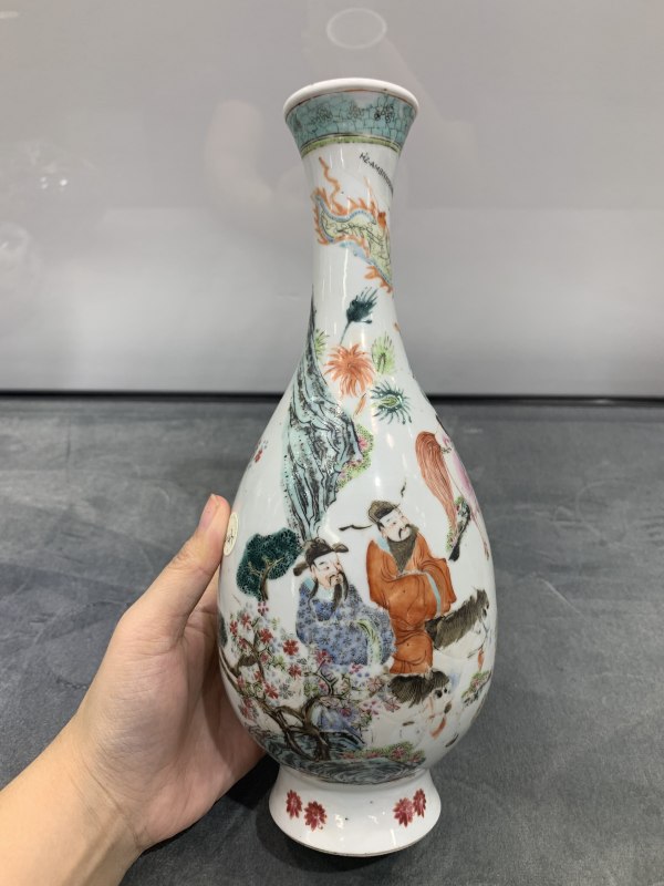 清晚期粉彩关公出行图胆瓶 - 图2