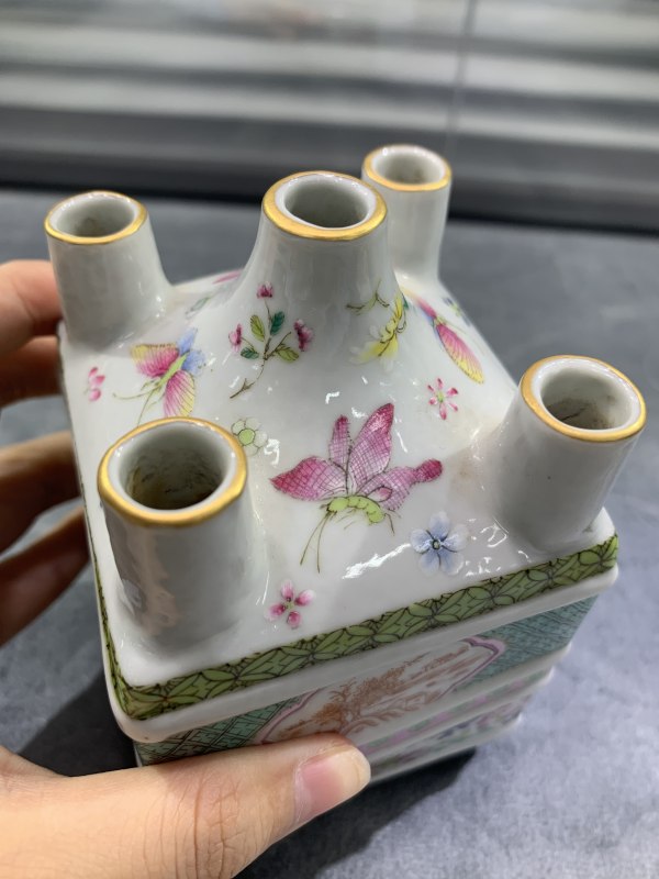 清晚期粉彩开光山水纹五孔花插 - 图9