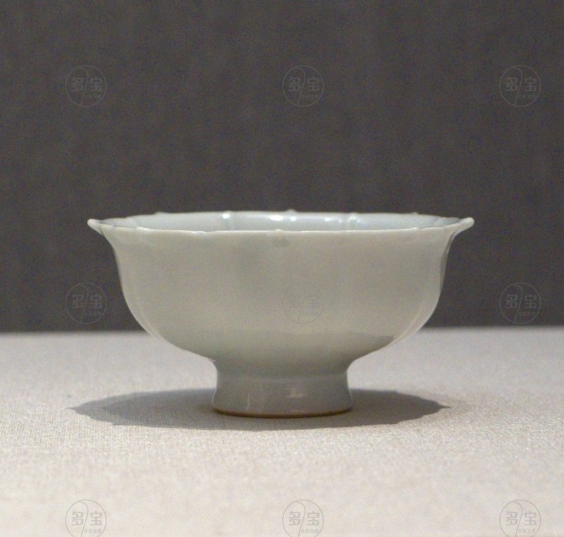 元 卵白釉菱花口盏 - 图2