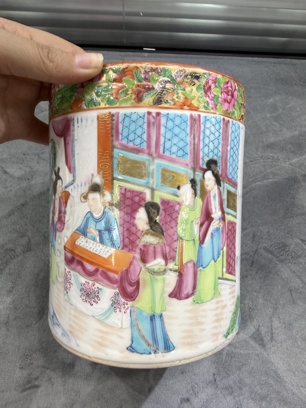 清晚期广彩合家欢大笔筒 - 图5