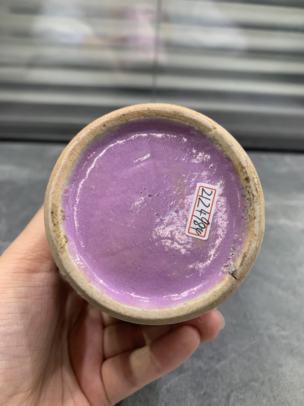 清晚期粉彩胭脂紫地轧道荷塘鸳鸯图小笔筒 - 图8