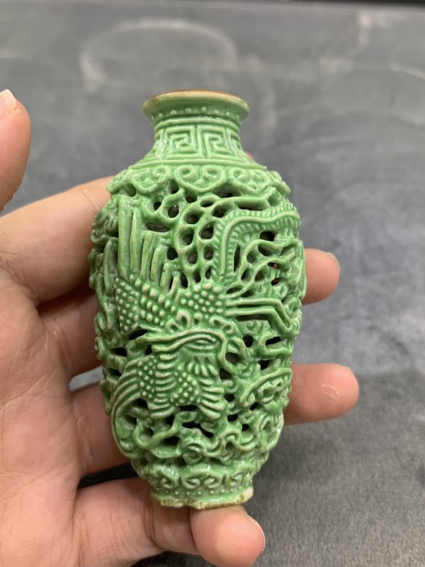清晚期秋葵绿釉镂雕龙凤纹鼻烟壶 - 图2