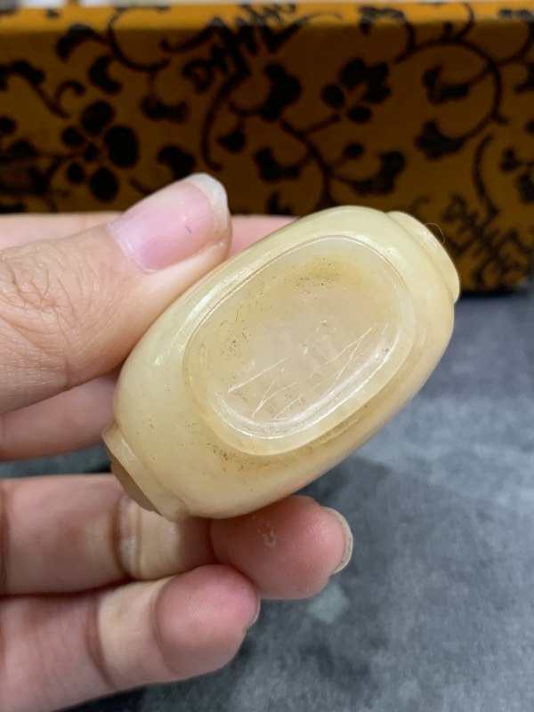 清黄玉浮雕兽耳衔环鼻烟壶 - 图7