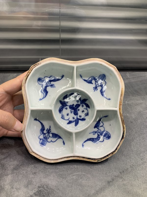 清嘉庆青花淡描缠枝花卉纹福寿纹桃型钮盖盒 - 图4