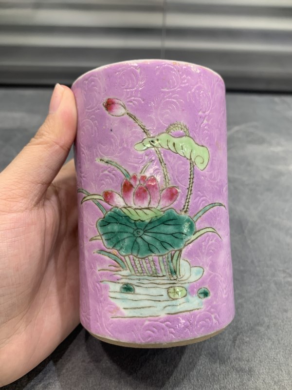 清晚期粉彩胭脂紫地轧道荷塘鸳鸯图小笔筒 - 图4