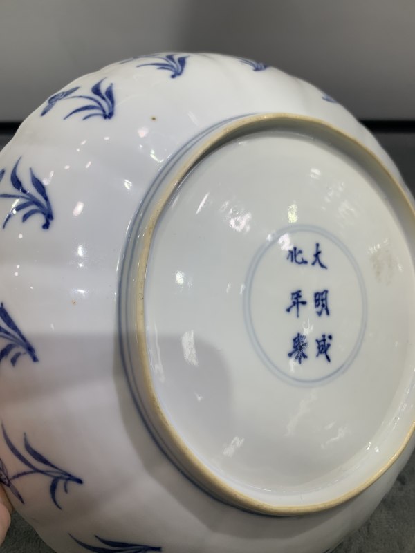清康熙青花庭院仕女人物纹模印葵口盘 - 图8