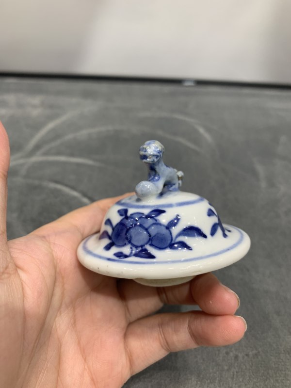 清晚期青花龙穿花狮钮盖瓶 - 图10